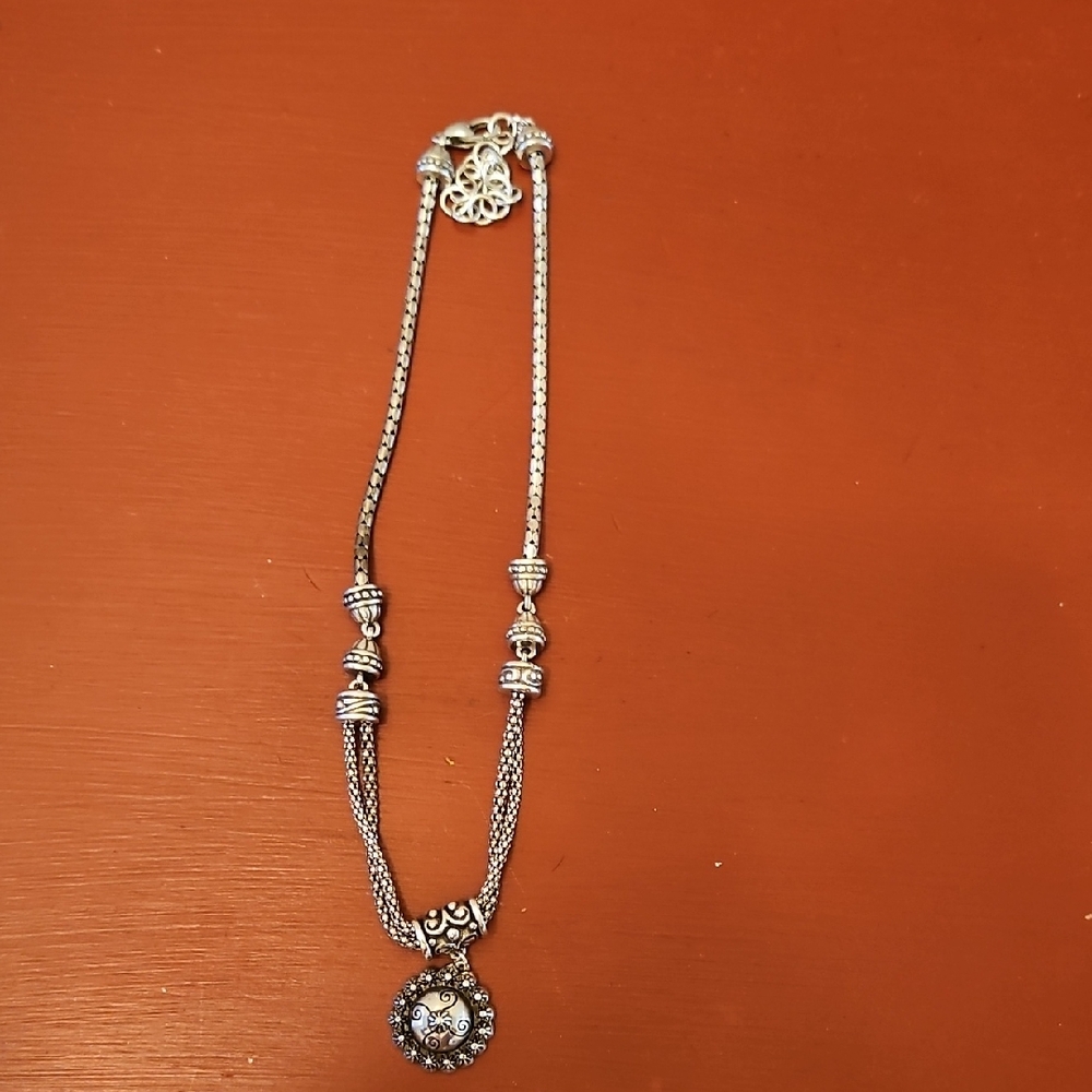 Elegant Silver Necklace with Intricate Detailing